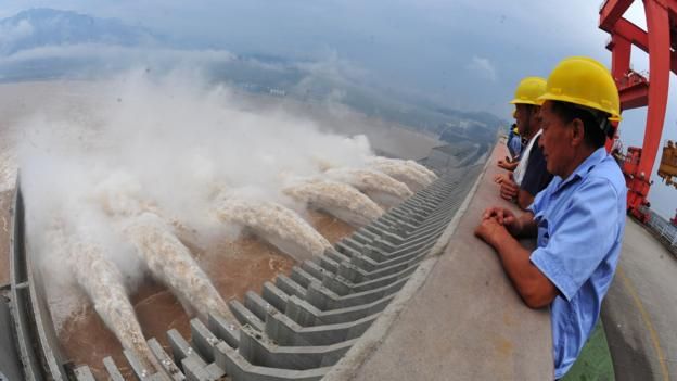 Ingenieros miran la represa