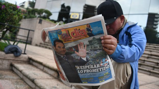 Lector de periódico en Guatemala
