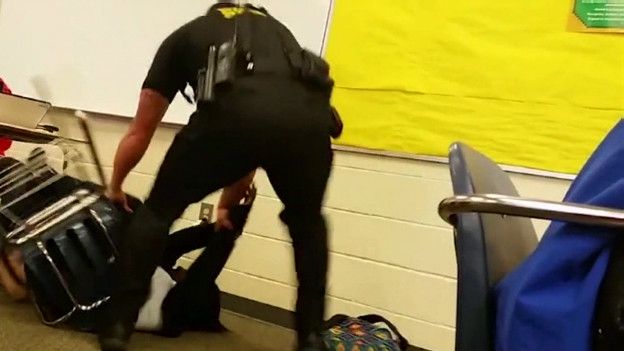 Policía arrastra a estudiante