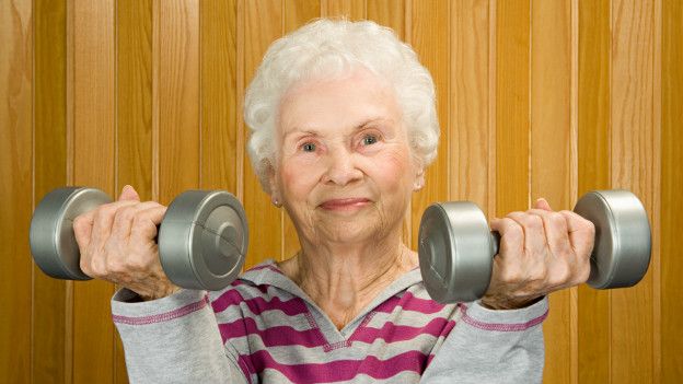 Una anciana haciendo ejercicio