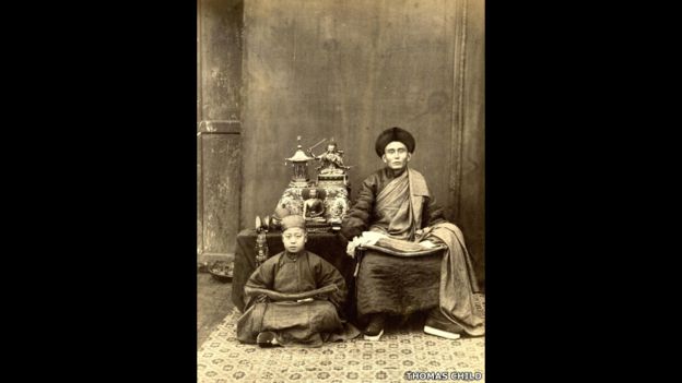 Thomas Child. No. 192. Lama de Mongolia. Década de 1870s. Copia en papel a la albúmina.