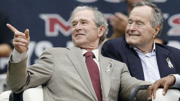 George W. Bush y su padre George Bush