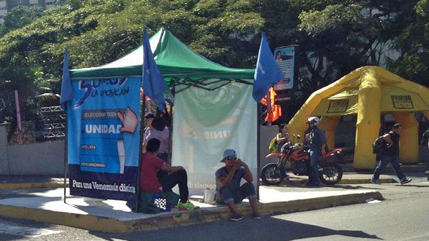 Caseta del MIN-Unidad en Caracas, junto a una del partido opositor Primero Justicia. 
