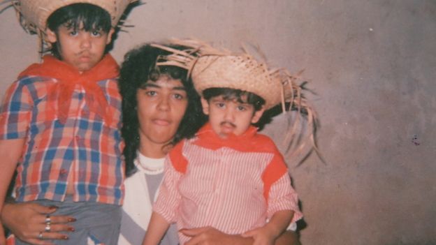 Foto de archivo de la escritora brasileña Raquel de Oliveira junto a sus dos hijos