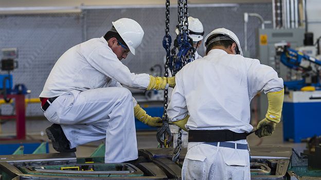 Trabajadores en una fábrica en México