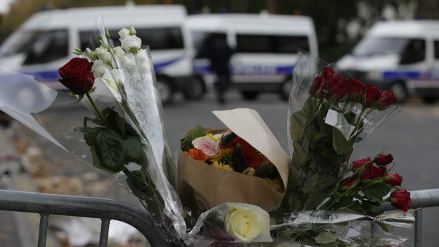 Flores en la zona donde sucedieron los ataques.