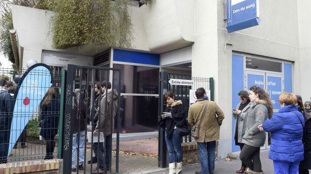 La gente hace cola para donar sangre.
