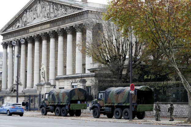 Soldados patrullan el área de la Asamblea Nacional en París.