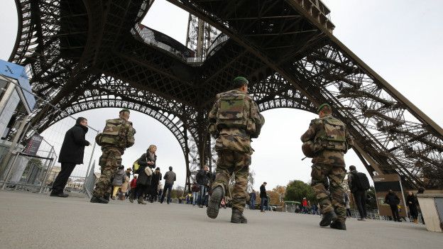 La Torre Eiffel, icono por excelencia de la capital francesa, tambiéne stá militarizada.