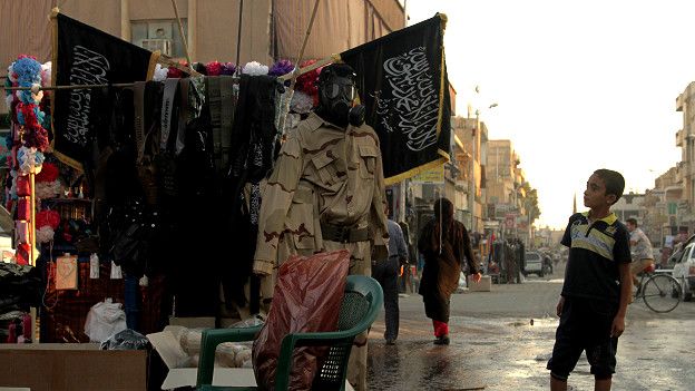 Niño mirando una tienda de recuerdos en Raqa