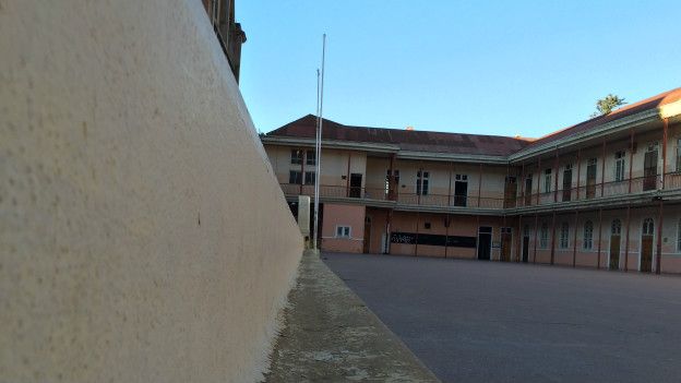 El muro amarillo era el epicentro de la vida escolar durante los recreos.