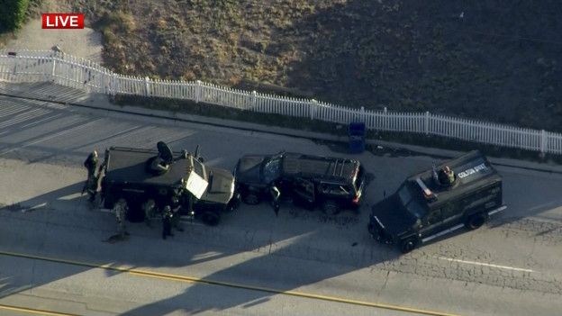 Autos de policía rodean al vehículo sospechoso en San Bernardino