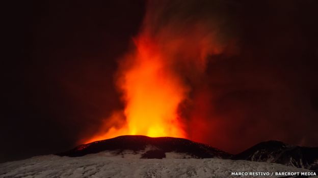 Vista de la erupción volcánica en el monte Etna, en Sicilia, Italia, el 3 de diciembre de 2015. Marco Restivo / Barcroft Media