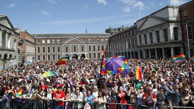 Ciudadanos esperan los resultados del referendum sobre el matrimonio homosexual en Irlanda.