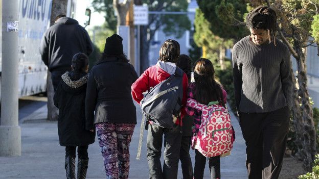 Escolares volviendo a sus casas.