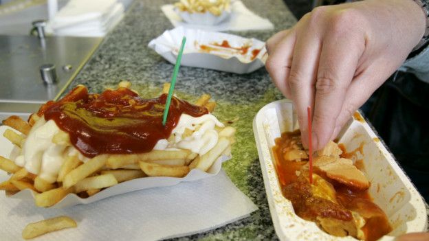 Persona comiendo alimentos con grasa
