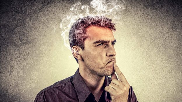 Una persona con humo que le sale de la cabeza
