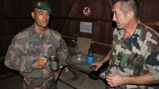 Dos legionarios extranjeros  conversan durante una misión en Kourou, Guyana Francesa.