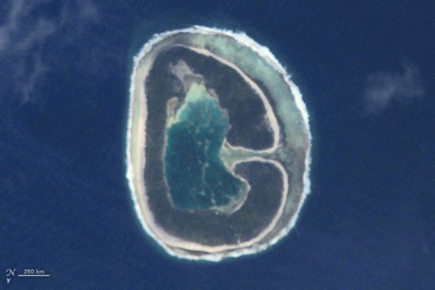 Pinaki, un atolón del archipiélago Tuamotu, en la Polinesia Francesa. Foto: NASA