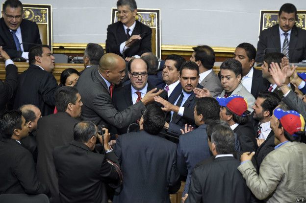 Julio Borges y la oposición yéndose de la Asamblea