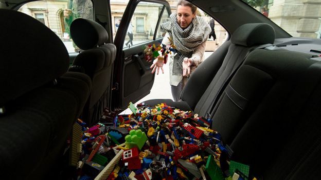 Seguidores de Ai Weiwei tirando legos usados en un carro de recolección