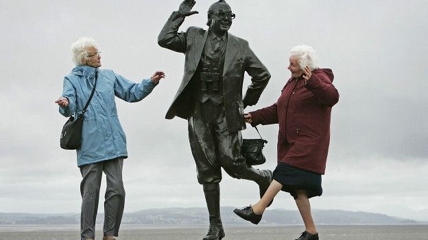 Dos señoras mayores saltan de alegría