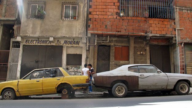 Carro abandonado en Caracas