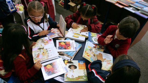 Niños con libros