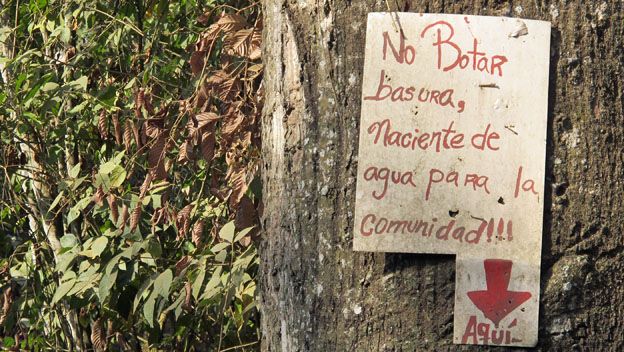 Aviso de no botar basura en Venezuela