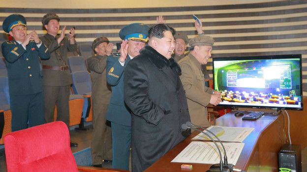 Kim Jong un durante el lanzamiento del cohete de largo alcance