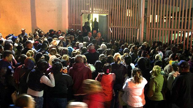 Familiares en la puerta principal del penal de Topo Chico
