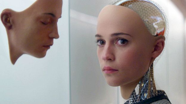 La película Ex Machina explora la relación entre el ser humano y la Inteligencia Artificial.