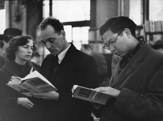Dos hombres leen una edición de la novela