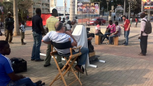 Brasileiros trabalham na campanha do presidente José Eduardo dos Santos Foto: BBC