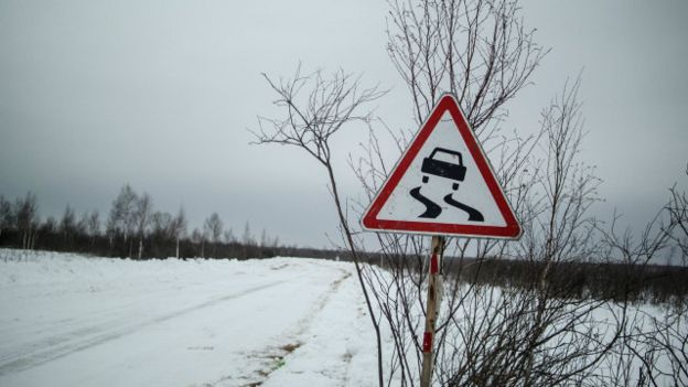Una carretera nevada en Siberia