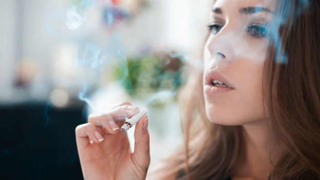 Chica joven fumando un cigarrillo