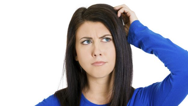 Una mujer rascándose la cabeza