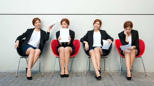 Una mujer esperando por una entrevista de trabajo