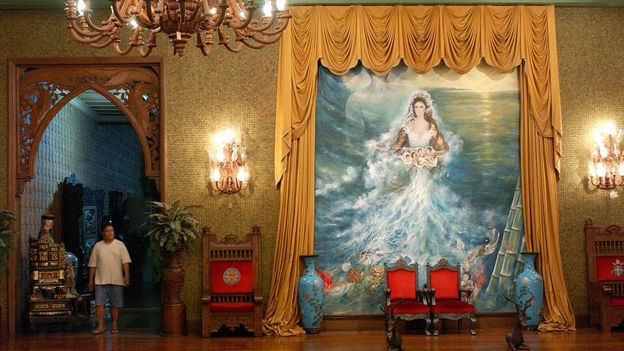 Un mural de Imelda Marcos que muestra a la ex primera dama saliendo del mar adorna el salón principal del altar del Santo Niño.