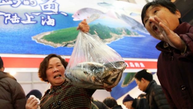 Una mujer con una bolsa de pescado