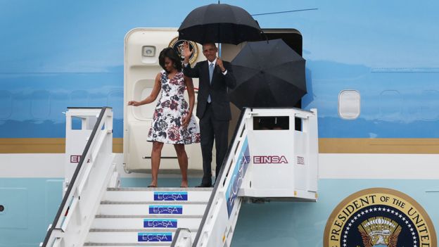 El presidente de EE.UU. Barack Obama y su esposa Michelle bajan del Air Force One en el aeropuerto de La Habana