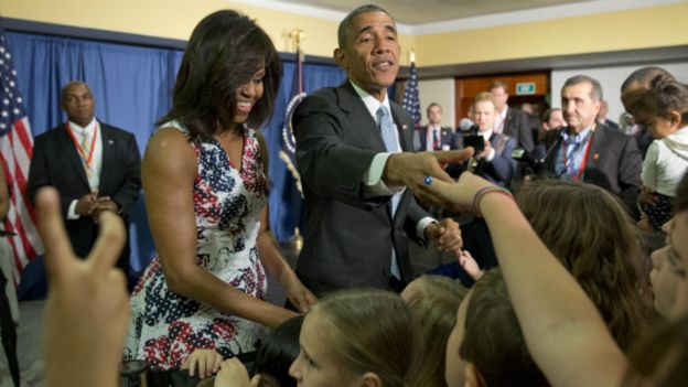 El presidente de EE.UU. Barack Obama y la Primera Dama Michelle Obama saludan a niños del personal de la embajada estadounidense en La Habana