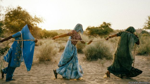 Mujeres sacando agua de un pozo en Tharpakar, Pakistán, 2013