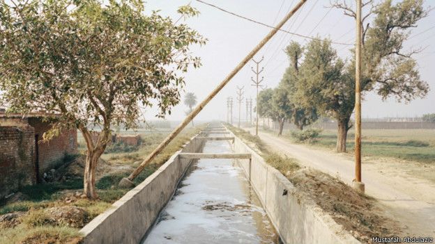 Canal de irrigación en India