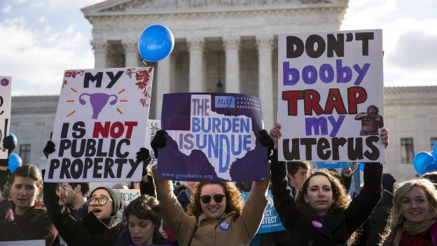 Activistas favorables al aborto se manifiestan frente a la Corte Suprema de EE.UU.