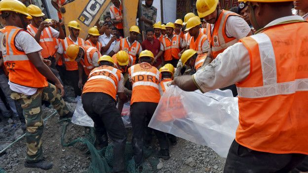 Rescatistas buscan a los sobrevivientes