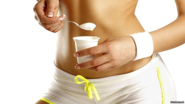 Los probióticos como el yogur mejoran la salud intestinal.