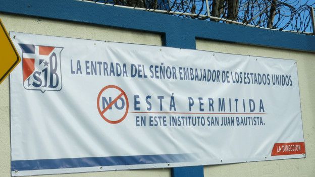 Un cartel en contra del embajador en una escuela