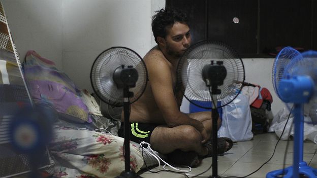 Cubano en un hotel de Paso Canoas, Panamá