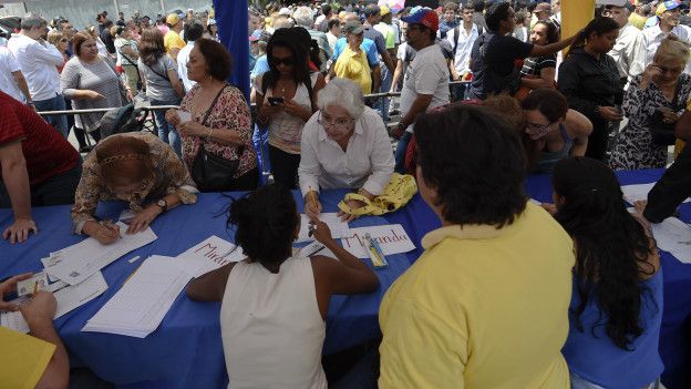 La oposición impulsa la recolección de firmas para pedir el desplazamiento de Nicolás Maduro del gobierno en Venezuela.